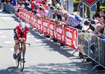 Un miembro del equipo Lotto Soudal calienta antes de la salida de la primera etapa del Giro de Italia, en Apeldoorn, Holanda.