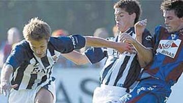 <b>POSIBLE TITULARIDAD. </b>Mikel Alonso podría suplir a Alkiza en el centro del campo de la Real Sociedad.