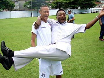 Neymar cargando a Pelé, quien a lo largo de su carrera lo ha arropado. La presión y las comparaciones salen sobrando. 