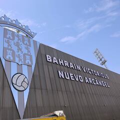 Un escudo gigante para presidir fondo norte de El Arcángel