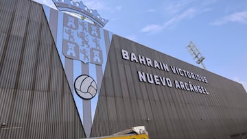 Imagen de la finalización del escudo del Córdoba en el fondo norte