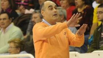 Pastor entrenador del Balonmano Valladolid dando indicaciones en un encuentro