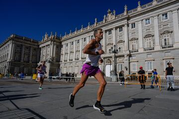 Un corredor pasa por delante del emblemático edificio construido en el siglo XVIII. 
