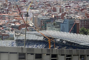 Con la tercera grada demolida casi en su totalidad, las obras de remodelaci車n del Camp Nou avanzan hasta el momento seg迆n los plazos establecidos.