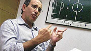 <B>PIZARRA.</b> El entrenador vasco desgrana las claves del Madrid.