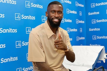 El defensa alemán ha sido presentado como nuevo jugador del Real Madrid de la mano del presidente Florentino Pérez. En la foto, Rüdiger en el reconocimiento médico.  


