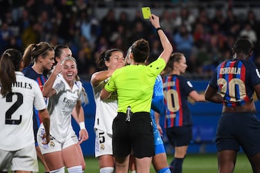 Athenea vio la tarjeta amarilla tras su penalti a Salma Paralluelo.