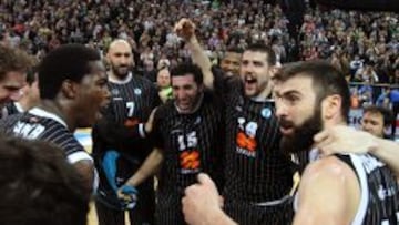 Los jugadores del Uxue Bilbao Basket celebran su victoria ante el Budivelnik de Kiev y el pase a la final tras el partido de vuelta de las semifinales.