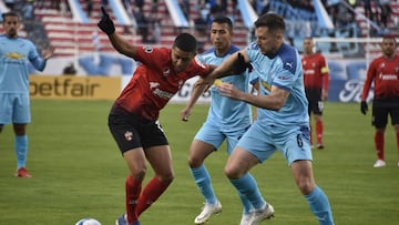 Venezuela's Deportivo Lara Rodney Chirinos (L) and Bolivia's Bolivar Alex Granell vie for the ball during their Copa Libertadores football match at Hernando Siles Stadium in La Paz, on February 16, 2022. (Photo by AIZAR RALDES / AFP)