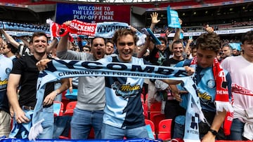 Así fue la locura de La Media Inglesa en Wembley: más de 250 españoles apoyando al Wycombe Wanderers