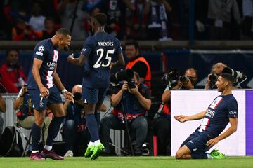 El delantero francés del Paris Saint-Germain, Kylian Mbappe, celebra el gol del 2-0 con el defensa portugués del, y el defensor marroquí del Paris Saint-Germain, Achraf Hakimi.