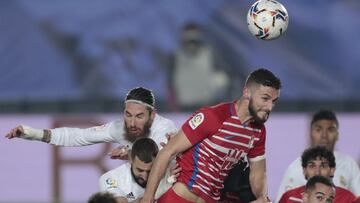 Domingos Duarte despeja un bal&oacute;n de cabeza durante el Real Madrid - Granada.