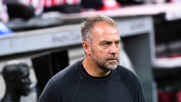 Hansi Flick durante un partido con el FC Barcelona.