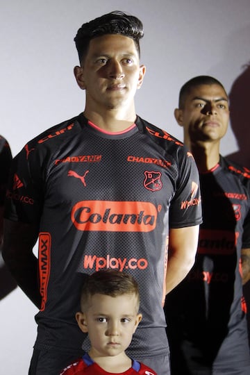 El delantero Germán Ezequiel Cano luce el segundo uniforme del DIM.