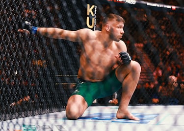 Peso: Medio | Récord: 21-2-0