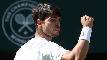 Carlos Alcaraz, durante su partido contra Taylor Fritz en Wimbledon.