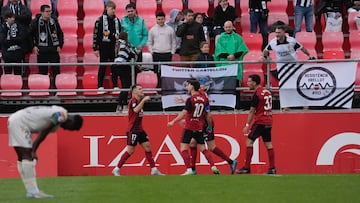 Izeta celebra el gol ante el Castellón junto a varios de sus compañeros.