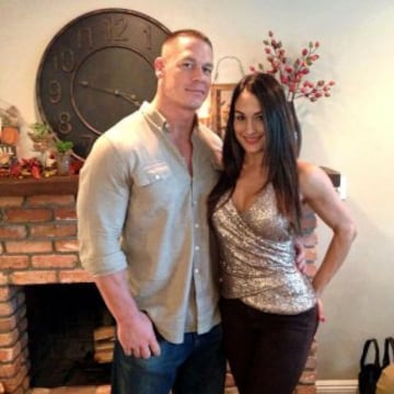 Los luchadores de la WWE se convirtieron en la pareja favorita de este deporte. Han pasado por algunos problemas pero mantienen su amor.