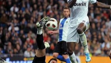 <b>SIN SUERTE DE CARA A GOL. </b>Adebayor dispuso de varias ocasiones para marcarle al Hércules, pero el togolés no tuvo fortuna para batir a Calatayud.