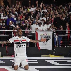 40,000 fans show up at Dani Alves' Sao Paulo presentation