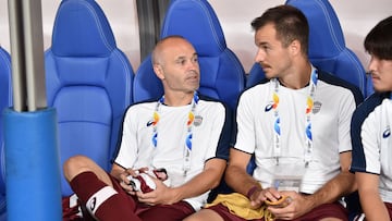 Vissel Kobe's Andres Iniesta (L) chats with teammate Stefan Mugosa (C) before the start of the round-of-16 AFC Champions League football match between Japan's Vissel Kobe and Japan's Yokohama F Marinos at Saitama Stadium in Saitama on August 18, 2022. (Photo by Kazuhiro NOGI / AFP)