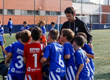 Parejo, junto a los ni?os que dirige en el San Jos, entre ellos, su hijo.