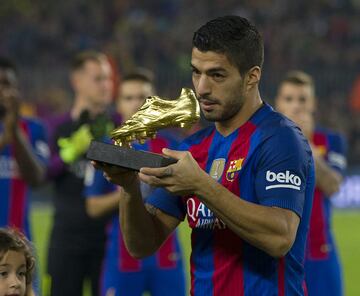 Luis Suárez entró en la historia del Barcelona al lograr la Bota de Oro en la temporada 2015-16. Marcó 40 goles con el conjunto azulgrana en 35 partidos. Fue el tercer jugador del club catalán en recibir este galardón, tras Ronaldo y Messi. El Barcelona se llevó esa temporada el título liguero y la Copa. "Quiero agradecer a Luis Enrique y a todo su staff la confianza que tienen en mí. Y a todos los que me ayudaron a cumplir el sueño de venir a este club", dijo el uruguayo cuando recibió su segunda Bota de Oro.