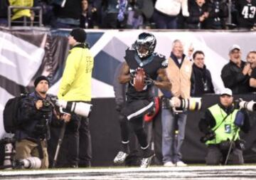 Dicho touchdown fue la segunda anotación de los Eagles en el partido, cuando el cornerback Nolan Carroll interceptó un pase de Eli Manning a su receptor Dwayne Harris y recorrió 17 yardas hasta llegar a la end zone de los de azul. Sturgis cerraría la primera mitad con un gol de campo de 37 yardas.