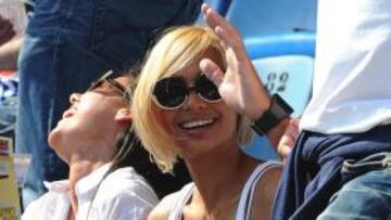 <b>Veranito en A Coruña. </b>Lo que pone en la camiseta no se lee y no tiene la menor importancia. La joven se siente feliz y le sobran las razones. Está en A Coruña, en Riazor, y el equipo de Lotina ha ganado en casa para dar un paso de gigante hacia la permanencia. Esta ronda la paga la afición. A escote, naturalmente.