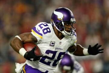 El partido empez¨® vibrante desde el primer momento. El field goal inicial de Catanzaro fue respondido de manera brillante por Adrian Peterson, que corri¨® espectacularmente para llegar a la end zone y sumar el touchdown n¨²mero 100 de su carrera.