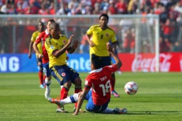 Futbol, Chile vs Colombia
Eliminatorias para Brasil 2014.
El jugador de la seleccion chilena Gonzalo Jara, derecha, disputa el balon con Macnelly Torres de Colombia durante el partido clasificatorio al mundial de Brasil 2014 jugado en el estadio Monumental en Santiago, Chile.