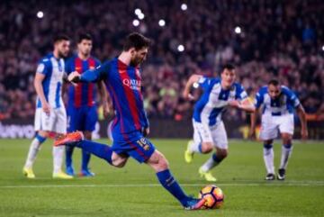 Messi marca el 2-1 de penalti. 