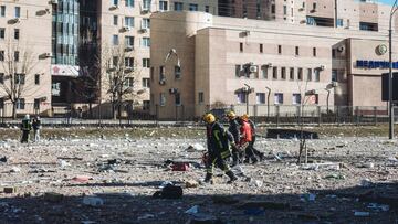 Bomberos y servicios de emergencia en las inmediaciones del edificio civil bombardeado, en una zona residencial, a 26 de febrero de 2022, en Kiev (Ucrania). Un misil ha impactado en este edificio de viviendas de la capital.  El ministro de Salud de Ucrani