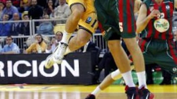 Tomás Bellas (Herbalife Gran Canaria) entra a canasta ante la defensa de Baris Hersek (Pinar Karsiyaka).