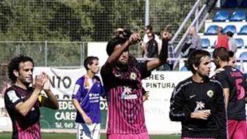 <b>VICTORIA TRABAJADA. </b>Peña, Escassi y Carlos Calvo aplauden a su afición tras ganar al Guadalajara.
