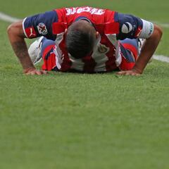 Salcido salió del partido lesionado y en lágrimas