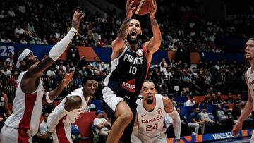 France's shooting guard Evan Fournier (C) lays up a shot to score during the FIBA Basketball World Cup group H match between Canada and France at Indonesia Arena in Jakarta on August 25, 2023. (Photo by Yasuyoshi CHIBA / AFP)