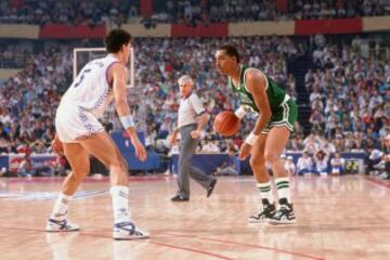 Dennis Johnson ante Petrovic.