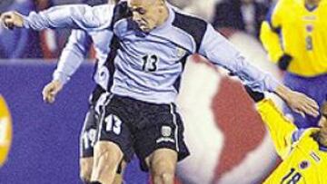 <b>RUTILANTE. </b>Estoyanoff consigue superar a un defensa colombiano y se ha convertido en una de las estrellas más rutilantes de Uruguay.