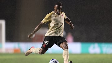 RIO DE JANEIRO, BRAZIL - SEPTEMBER 24: Carlos Cuesta of Vasco Da Gama kicks the ball during the match between Vasco Da Gama and Bahia as part of Brasileirao 2025 at Sao Januario Stadium on September 24, 2025 in Rio de Janeiro, Brazil. (Photo by Lucas Figueiredo/Getty Images)