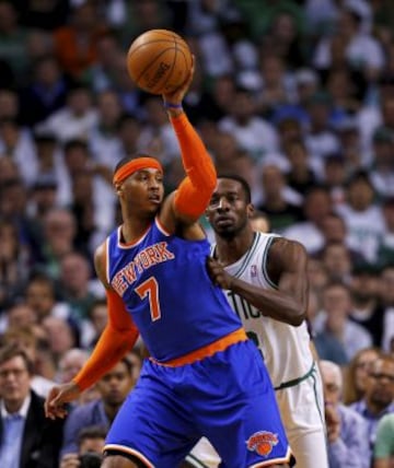 Celtics 80 - Knicks 88 (2-4). Carmelo Anthony de los New York Knicks protege el balón ante Jeff Green.