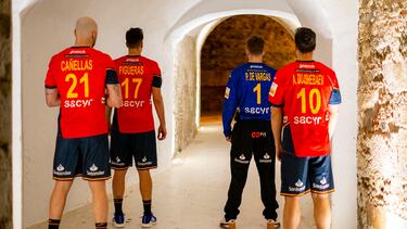 Cañellas, Figueras, Pérez de Vargas y Álex Dujshebaev, durante la grabación del spot de los Hispanos previo al Europeo 2024. RFEBM/J. L. Recio.