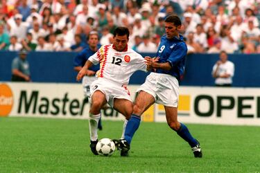 Mauro Tassotti nació en Roma un 19 de enero de 1960, pasó la mayor parte de su carrera en las filas del AC Milan. Jugaba de derecho o de defensa central y siempre ha sido considerado como uno de los futbolistas italianos más duros. En los 80 y principios de los 90 formó en el club italiano una de las defensas más legendarias de la historia del fútbol junto a Franco Baresi, Paolo Maldini y Alessandro Costacurta.

