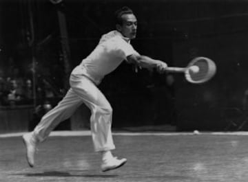 Henri Cochet jugando el torneo de Wimbledon que acabó ganando en 1929.