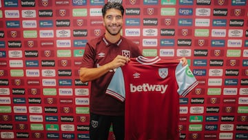 Carlos Soler posa con la camiseta del West Ham en su presentacin como nuevo jugador de los 'hammers'.