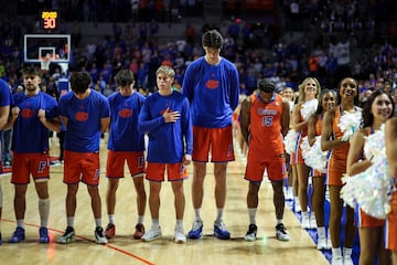 Olivier Rioux escucha el himno junto a sus compa?eros de equipo antes del inicio de un partido contra los Vanderbilt Commodores en el Stephen C. O'Connell Center el 4 de febrero de 2025 en Gainesville, Florida.