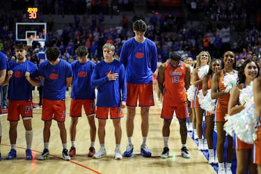 Olivier Rioux escucha el himno junto a sus compañeros de equipo antes del inicio de un partido contra los Vanderbilt Commodores en el Stephen C. O'Connell Center el 4 de febrero de 2025 en Gainesville, Florida.