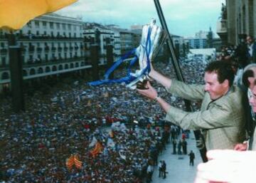 La ciudad de Zaragoza se volcó con su equipo en las celebraciones. Victor Fernández en el balcón del Ayuntamiento.