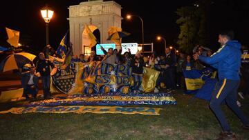 Los pe&ntilde;istas de Boca celebran la victoria en una noche de Copa Libertadores.