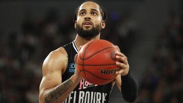 Imagen de Melo Trimble, fichaje del Montakit Fuenlabrada, lanzando un tiro libre con su equipo de Melbourne.